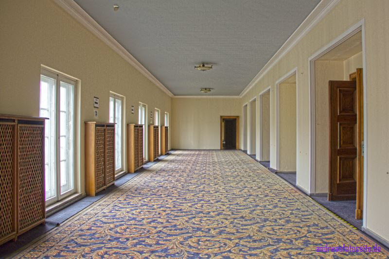 Zum Saal oben li