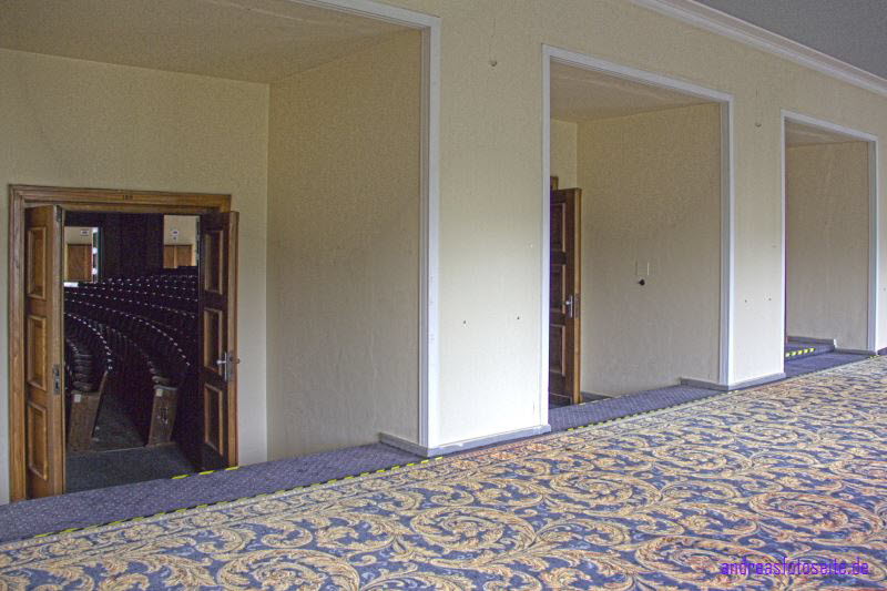 Zum Saal oben li