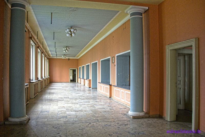 Zum Saal links