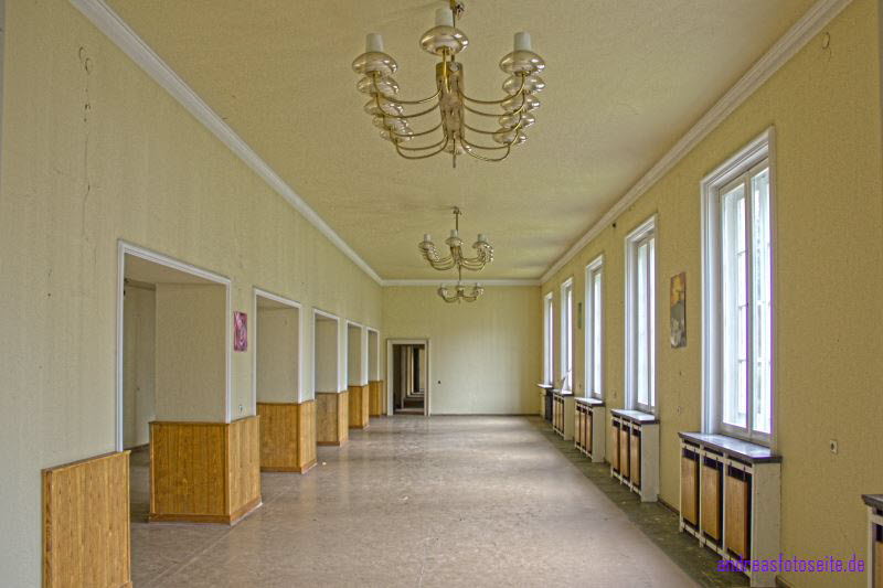 Zum Saal rechts